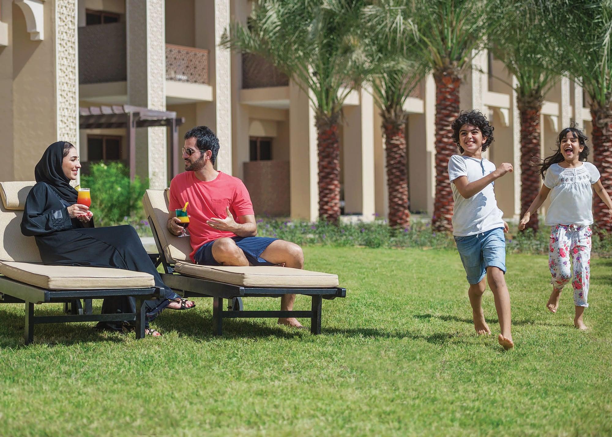 Doubletree By Hilton Resort & Spa Marjan Island Ras al-Khaimah Exterior foto Family at the park